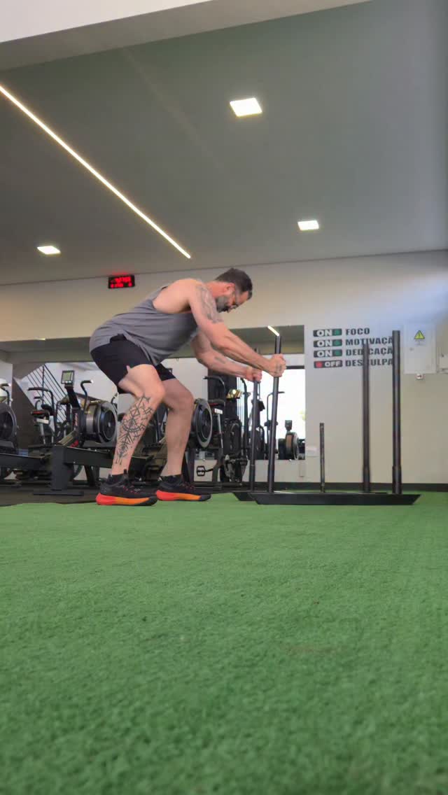 Thiago executando exercício com trenó